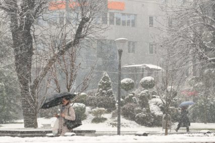 U Banjaluci konačno snijeg: Poslastica za djecu prije škole (FOTO)