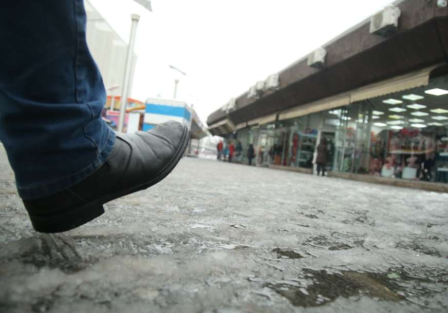 Pješaci, čuvajte se: Mnogo neočišćenih trotoara, ljudi polako gaze (FOTO)