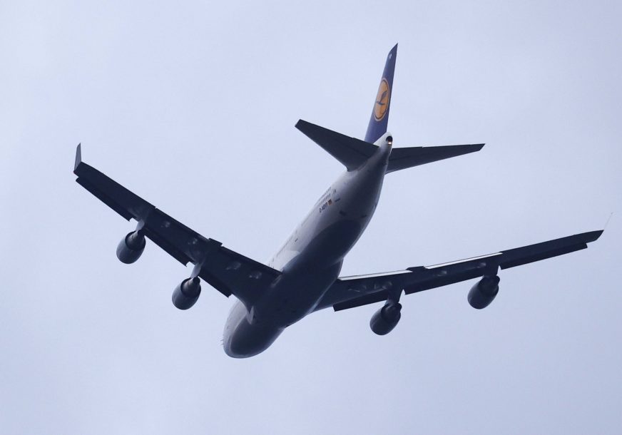Avion boing 747 na nebu