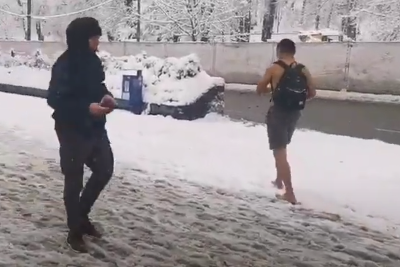 Prolaznici ga zbunjeno posmatraju: Muškarac potpuno bos, u šortsu i bez majice hoda gradom (VIDEO)