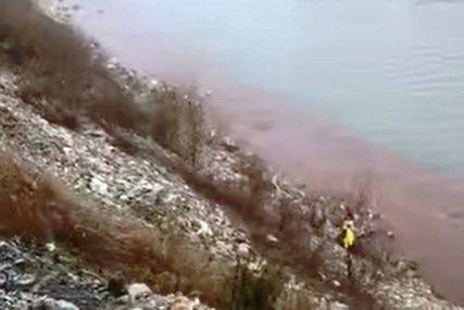 BOSNA CRVENA Komisija izašla na teren, biće utvrđen uzrok zagađenja rijeke (VIDEO)