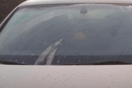 Zaleđeni brisači na automobilu su muka vozačima: Ako vam se to desi, ovo ne smijete uraditi