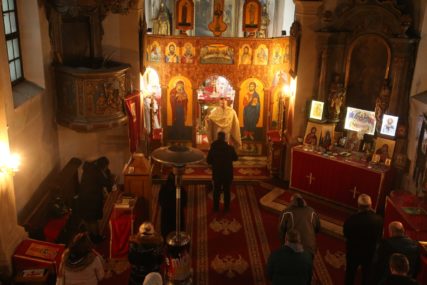 Na Menhetnu služena vaskršnja liturgija: Prva služba nakon velikog požara