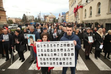 POČELO OKUPLJANJE Članovi porodica poginulih boraca sa fotografijama kreću u "Hod časti" za Dan Republike