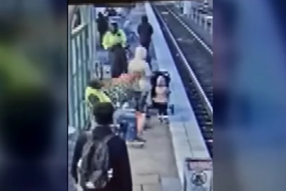 UZNEMIRUJUĆ SNIMAK Žena gurnula djevojčicu (3) na šine i sjela nazad na klupu (VIDEO)