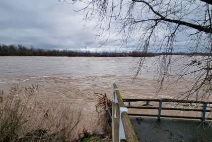 EVAKUACIJA GRAĐANA ZBOG POPLAVA Poplavljeno više kuća, očekuje se porast vodostaja rijeka