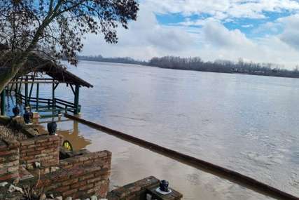 “NA TERENU SMO 24 ČASA” Vodostaj Drine prešao 5 metara, poplavljeno vikend naselje u Janji