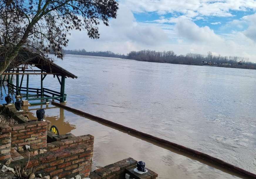 “NA TERENU SMO 24 ČASA” Vodostaj Drine prešao 5 metara, poplavljeno vikend naselje u Janji