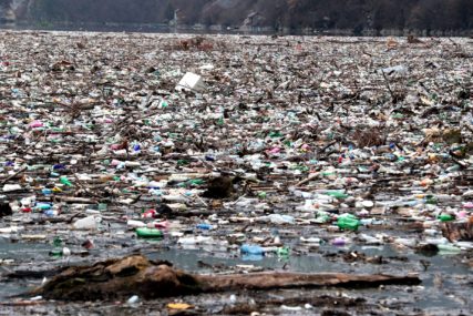 (VIDEO) Ekološka katastrofa u Višegradu: Hiljade tona smeća pluta Drinskim jezerom