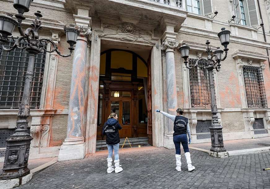 Zgroženi klimatskom situacijom: Ekološki aktivisti prosuli farbu na zgradu Senata u Rimu