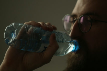 "Bolje je piti i vodu iz česme, nego flaširanu vodu" Doktorka otkriva opasnosti koje se kriju iza plastičnih ambalaža