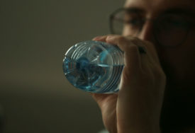 (VIDEO) Posebno je opasno ljeti: Doktor otkrio zašto nikako ne smijete piti vodu iz plastične flaše