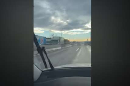 DUGA KOLONA ZBOG UDESA Sudar kombija i policijskog vozila, zatvoren saobraćaj na putu Banjaluka - Klašnice (VIDEO)