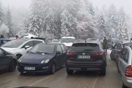 "Ni naprijed, ni nazad" Mnogi su pohrlili na Kozaru da uživaju u snijegu, nastala gužva i nervoza (VIDEO)