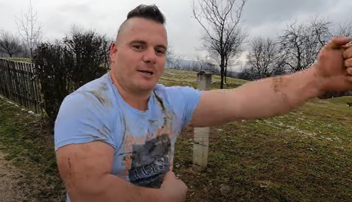 Hulk iz sela Gaćice jači od konja: Nosi samo bokserice, umiva se snijegom, a evo šta sve može (VIDEO)