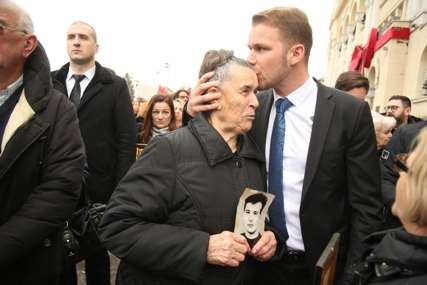 "Dan koji je čekala 30 godina" Stanivuković sa bakom u "Hodu časti", ona nosila dragocjenu fotografiju (FOTO)
