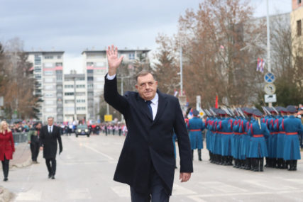“ŠMITOVE IZJAVE IRELEVANTNE” Dodik reagovao povodom komentara o proslavi Dana Republike Srpske