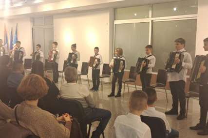 Božićni koncert u Bijeljini: Mladi virtuoz na harmonici Đorđe Perić oduševio publiku