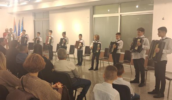Božićni koncert u Bijeljini: Mladi virtuoz na harmonici Đorđe Perić oduševio publiku