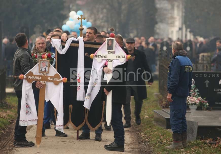 "Ostaje dužnost da ih nikada ne zaboravimo" Najtužniji dan u Prijedoru, sahranjeni otac i kćerka koji su živote izgubili u padu aviona (FOTO)