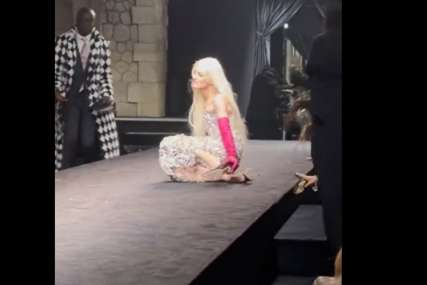 "Ovo je bolno gledati" Manekenka pala na modnoj pisti, pa ljutito skinula štikle i nastavila bosa (VIDEO)