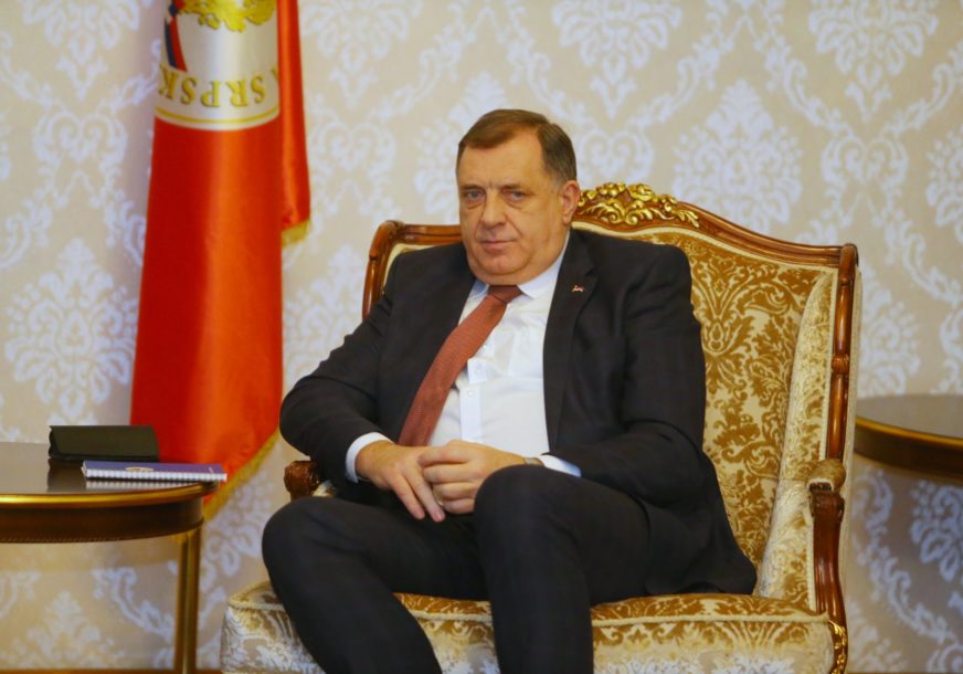 Milorad Dodik sjedi