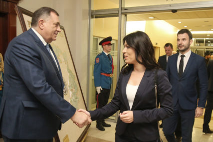 (VIDEO) Novi parlamentarni šou Sanje Vulić “Sad ću naručiti još veće fotografije predsjednika Dodika S ONIM LIJEPIM SANJIVIM OČIMA”