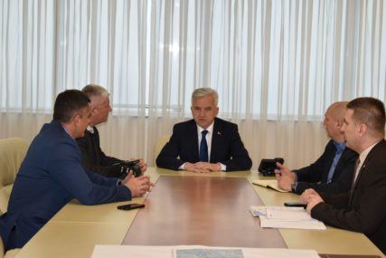 "Besplatno uklanjaju vozila 24 sata dnevno" Ministar Čubrilović sa rukovodstvom AMS RS
