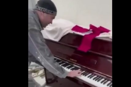 Jedni se oduševili, drugi rastužili: Moler Giga došao da okreči stan, prišao klaviru i napravio magiju (VIDEO)