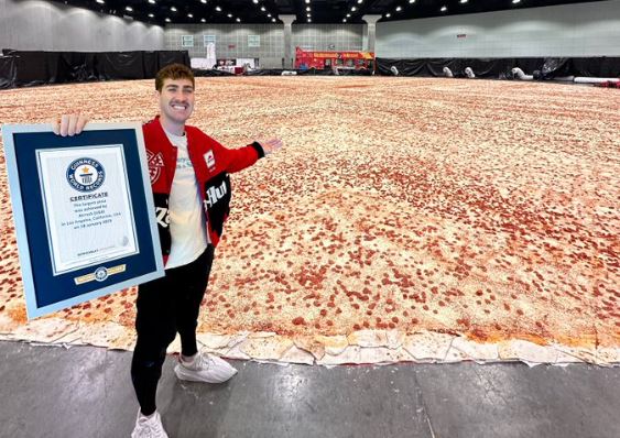 Oborili Ginisov rekord: U Americi napravljena najveća pica na svijetu i ima 68.000 kriški (FOTO, VIDEO)