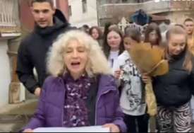 "Ovo je moja životna nagrada" Nastavnica Zorka držala je posljednji čas pred penziju, ne sluteći šta joj učenici spremaju (VIDEO)