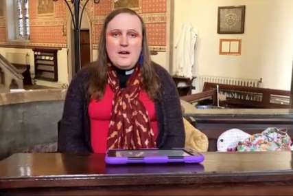 "Doživio sam prosvjetljenje" Crkva dobila prvog nebinarnog sveštenika (FOTO, VIDEO)