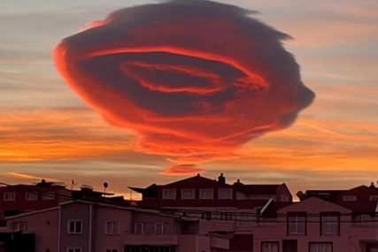 MNOGE PODSJEĆA NA NLO Ljudi zapanjeni oblakom koji se pojavio na nebu iznad grada, prizor obišao cijeli svijet (VIDEO)