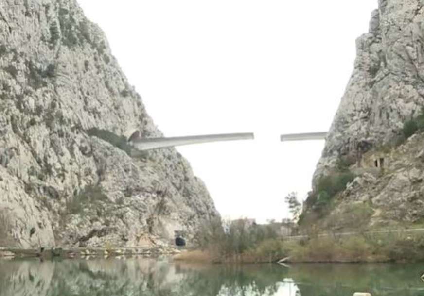 Ljudi u čudu: Omiški most U Hrvatskoj nejednakih visina