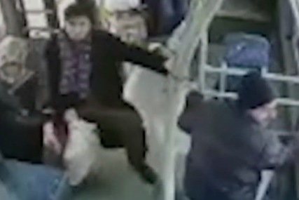 UZNEMIRUJUĆI SNIMAK Kamere u autobusu snimile dramatičan trenutak pada u jezero (VIDEO)