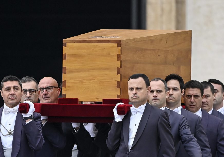 Papa Benedikt sahrana