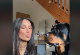 PRESLATKO Vlasnica pokazala kako je njena rotvajlerka ljubi (VIDEO)