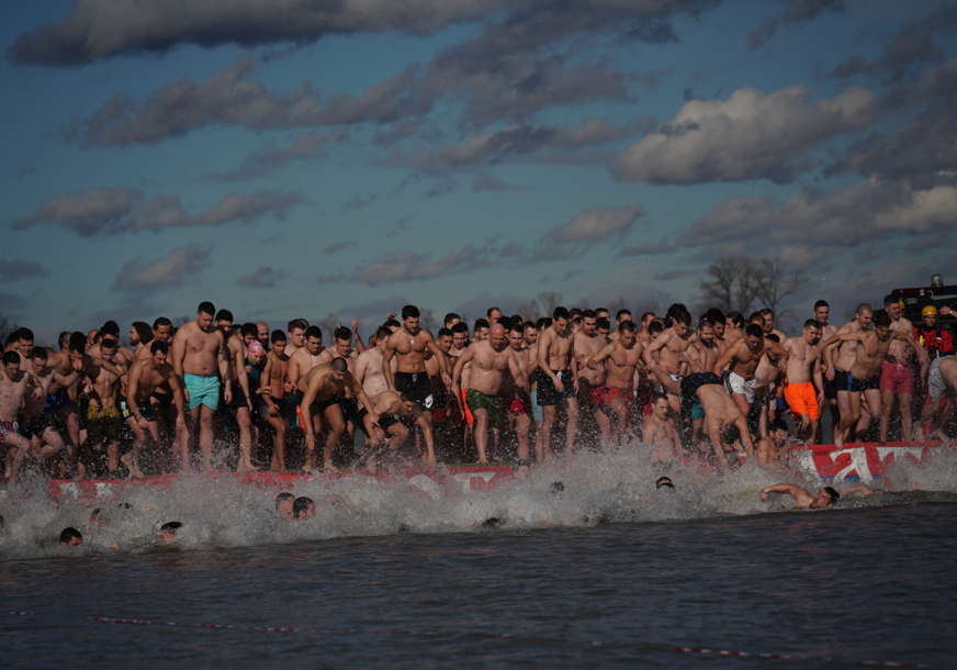 Plivanje za Časni krst održano i u Zemunu: Pogledajte fenomenalne prizore bogojavljenske trke (FOTO)