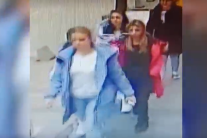 KRAĐA USRED BIJELOG DANA Tri djevojke udruženo opljačkale ženu, a sve su snimile kamere (VIDEO)