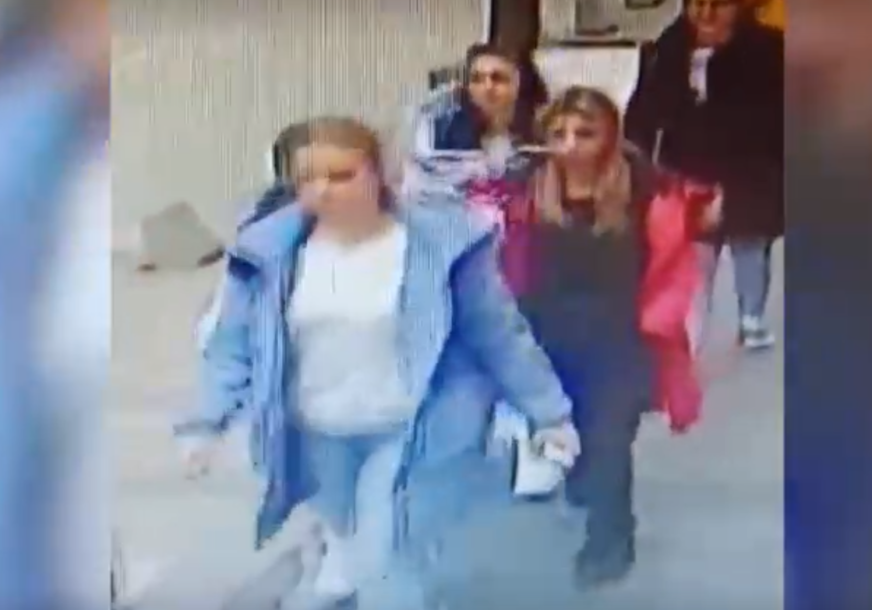 KRAĐA USRED BIJELOG DANA Tri djevojke udruženo opljačkale ženu, a sve su snimile kamere (VIDEO)