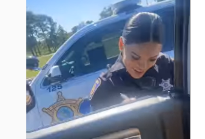 Policajka osmijeha lijepog kao grijeh: Vozači se tope čak i dok im piše kazne (VIDEO)