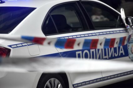 Policija u automobilu pronašla 5 KALAŠNJIKOVA" I MUNICIJU: Uhapšene 3 osobe, među kojima i državljanin BiH