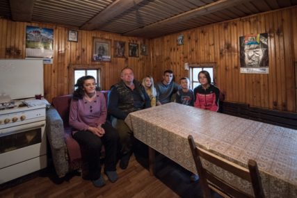 KONAČNO U PRAVOJ KUĆI Šestočlana porodica Raičević živjela je u brvnari, od kiše se skrivali u štali