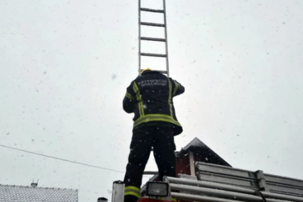 vatrogasac na krovu