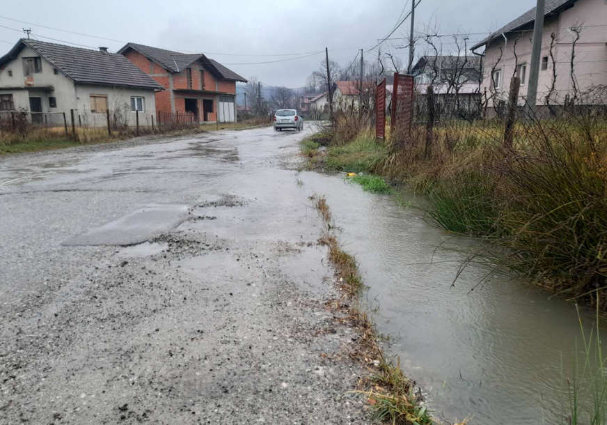 Muke mještana Priječana: Odvodni kanali puni, voda po putu (FOTO)