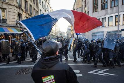 HAOS U PARIZU Gađali policiju staklenim bocama, palili kante za smeće, razbijali semafore