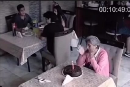Žena sama slavi rođendan u restoranu