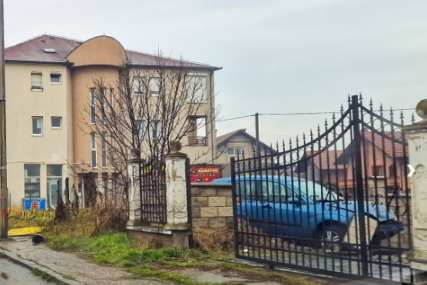 Nesreća u Bijeljini: Vozilom se zabio u banderu, pa uletio u dvorište (FOTO)
