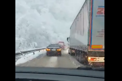 Tek je pao, a već pravi probleme: Kamioni zapeli u snijegu, zastoj na Karauli (VIDEO)