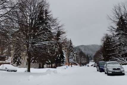 Snijeg napravio probleme: Nastava u Bosanskom Grahovu onlajn, poteškoće u saobraćaju